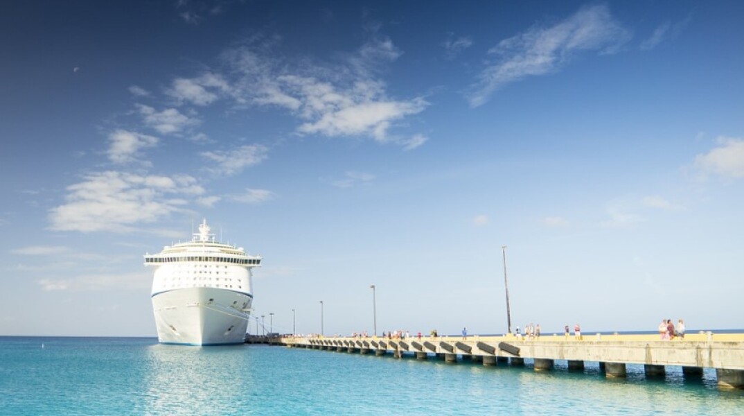 Πλοίο δεμένο σε αποβάθρα©Pixabay/JanSimonMD