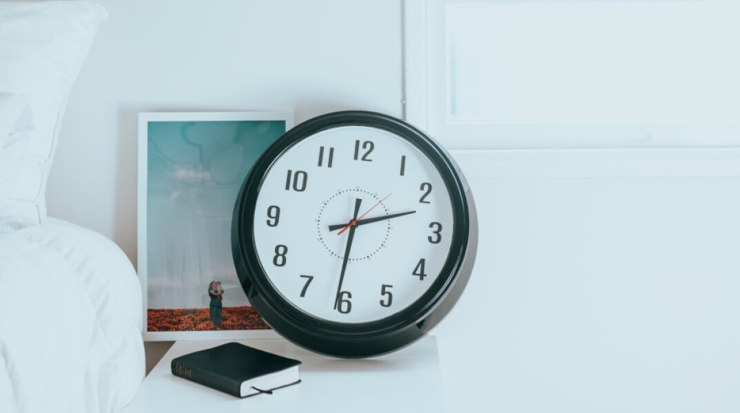 Ρολόι σε κομοδίνο©Unsplash/ Nathan Dumlao