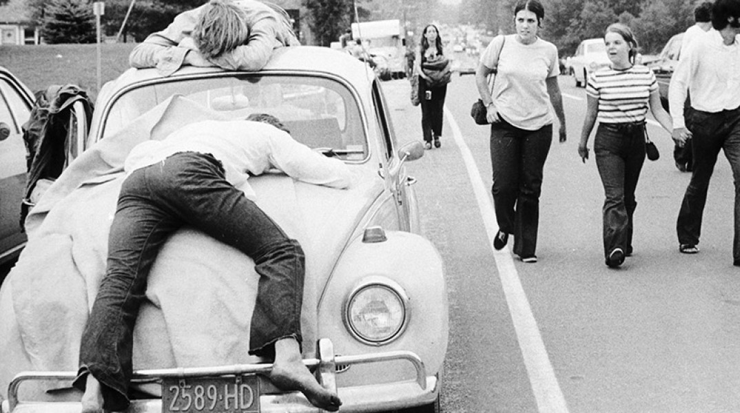 Ένας υπνάκος στο καπό του Σκαραβαίου, στο διάλειμμα από το Woodstock 