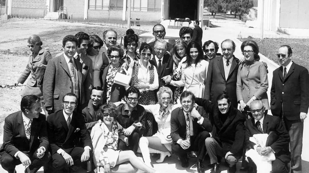 Ο Φιλοποίμην Φίνος, περιτριγυρισμένος από αγαπημένους ηθοποιούς και σκηνοθέτες, στις αρχές της δεκαετίας του ’70, στα στούντιο των Σπάτων.