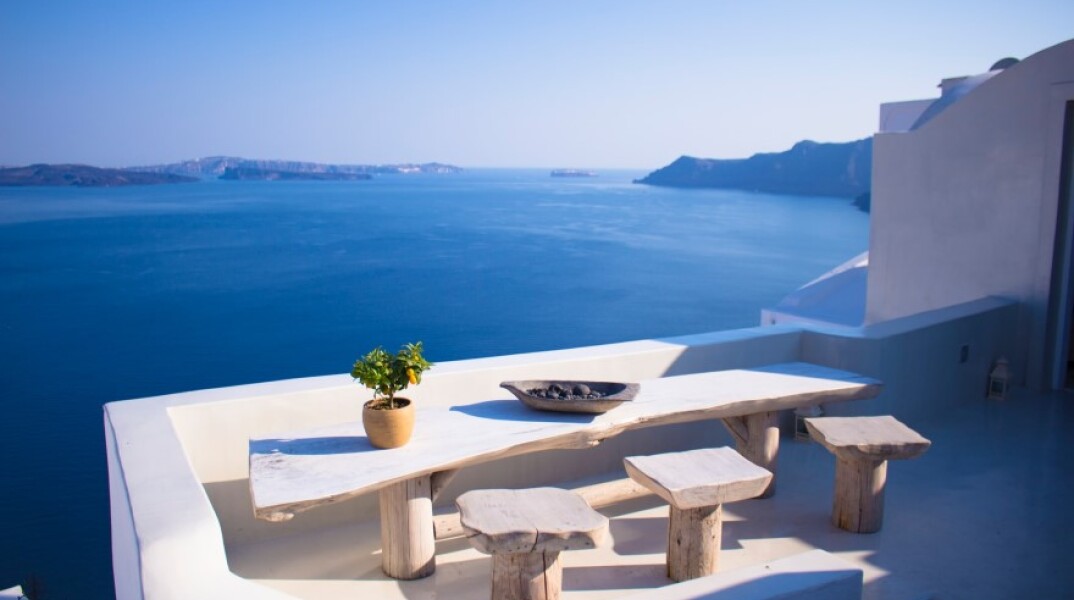 Θέα στη θάλασσα από ξενοδοχείο σε ελληνικό νησί©Unsplash/ Hello Lightbulb