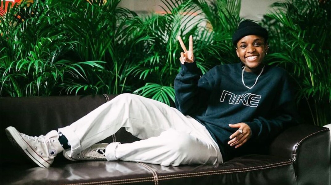 Η Sherelle ποζάρει πάνω σε ένα μαύρο πιάνο©Twitter/@TheVinylFactory