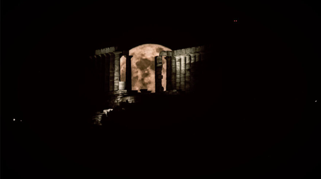 Υπερπανσέληνος: Το «κρυφτούλι» του Φεγγαριού στον Ναό του Ποσειδώνα στο Σούνιο