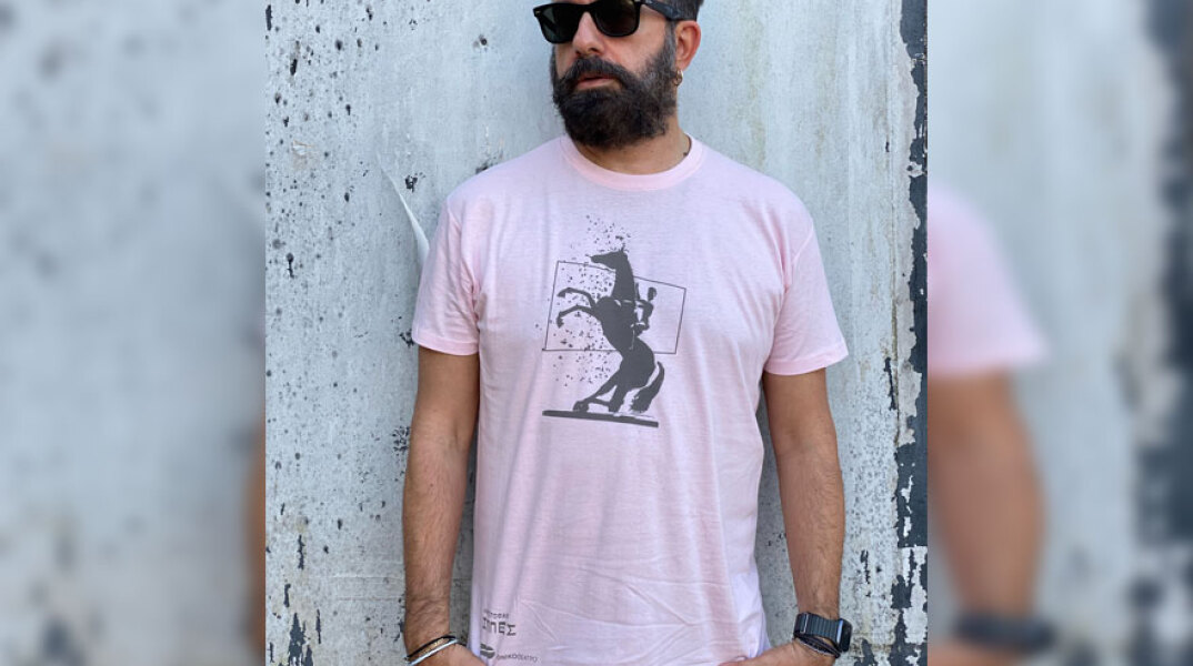 Ο Κωνσταντίνος Ρήγος με μπλουζάκι από το Πωλητήριο του Εθνικού θεάτρου