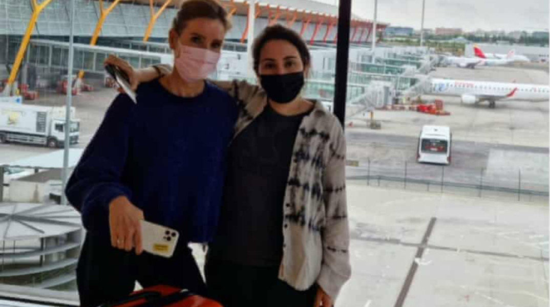 Η πριγκίπισσα Λατίφα με φίλη της στο αεροδρόμιο Μπαράχας της Μαδρίτης