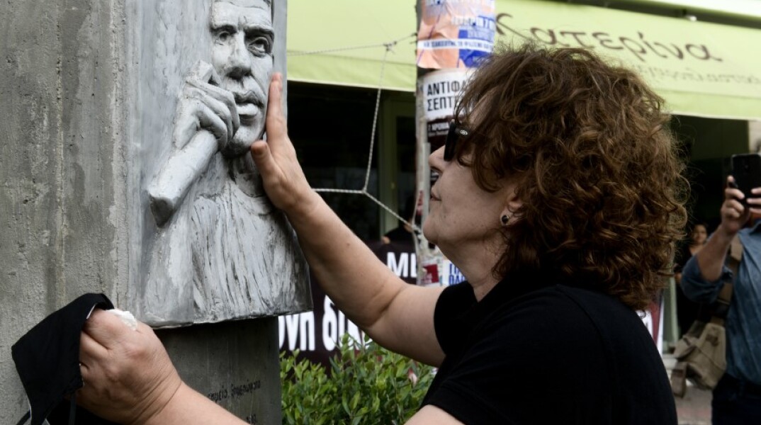 H Μάγδα Φύσσα στην προτομή του Παύλου Φύσσα©Eurokinissi/ΤΑΤΙΑΝΑ ΜΠΟΛΑΡΗ