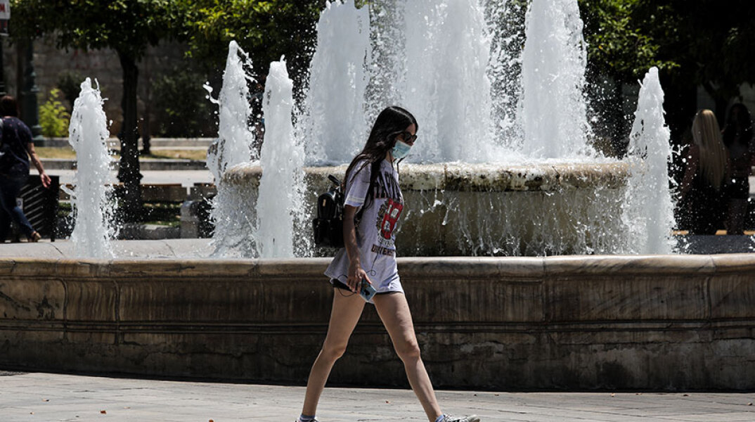 Κοπέλα με μάσκα για τον κορωνοϊό στο κέντρο της Αθήνας - Η Επιτροπή Εμπειρογνωμόνων του Υπουργείου Υγείας συνεδριάζει σήμερα Τετάρτη (23/6) για να αποφασίσει πού και πότε καταργείται η χρήση της