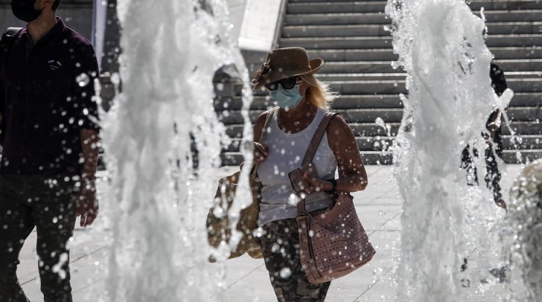 Γυναίκα με μάσκα στο κέντρο της Αθήνας