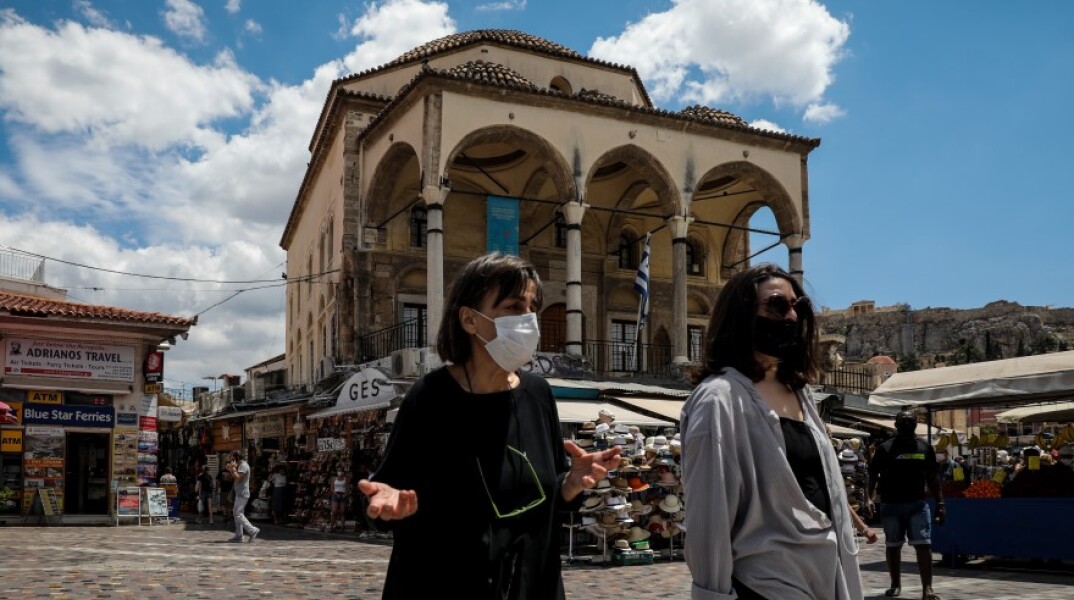 Άνθρωποι στο κέντο της Αθήνας©Eurokinissi/ΓΙΑΝΝΗΣ ΠΑΝΑΓΟΠΟΥΛΟΣ