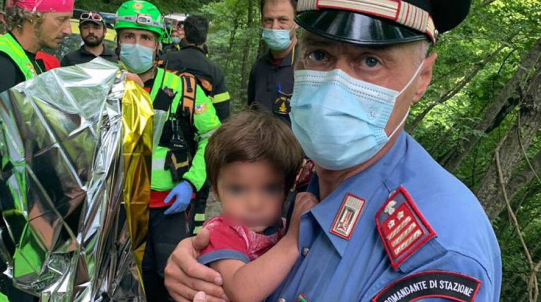 Ο μικρός Νικόλας στην αγκαλιά του αστυνομικού - Το παιδί χάθηκε στο δάσος στην Ιταλία