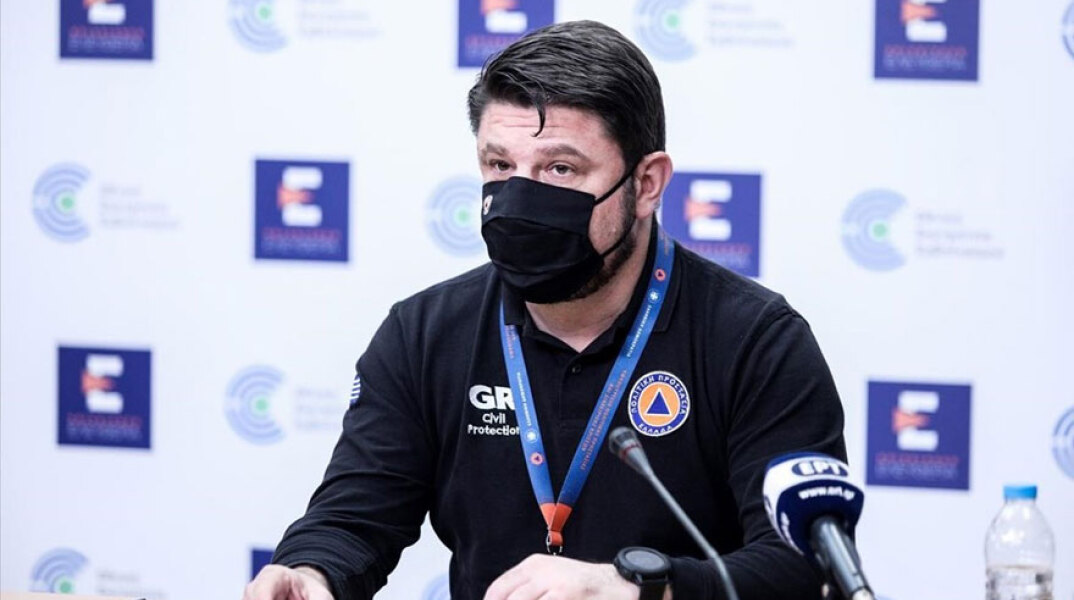 Ο Νίκος Χαρδαλιάς με μάσκα για τον κορωνοϊό στη live ενημέρωση από το Υπουργείο Υγείας