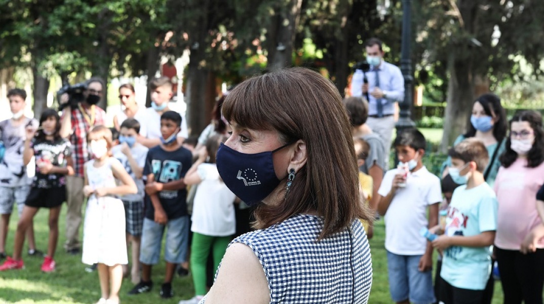 Η Πρόεδρος της Δημοκρατίας, Κατερίνα Σακελλαροπούλου, με τα παιδιά από την Παιδόπολη «Άγιος Ανδρέας»