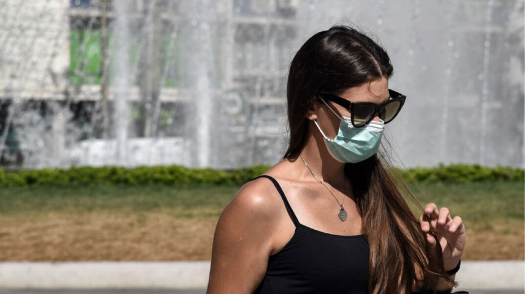 Κοπέλα με μάσκα στο συντριβάνι στην Ομόνοια - Καύσωνας και 40άρια έχει ο καιρός σήμερα Τετάρτη (23/6)
