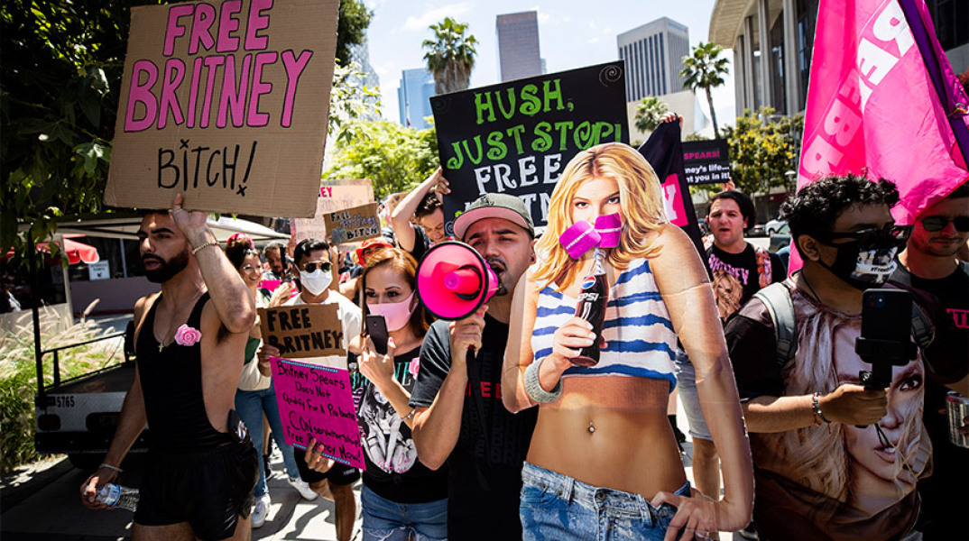  Εκατοντάδες διαδηλωτές συγκεντρώνονται κατά τη διάρκεια της διαμαρτυρίας #FREEBRITNEY, μπροστά από το δικαστήριο όπου η Μπρίτνεϊ Σπίαρς ζητά να απαλλαγεί από την κηδεμονία του πατέρα της 