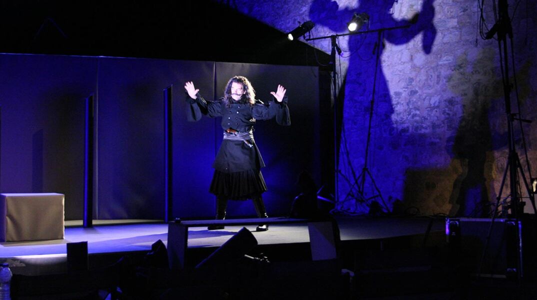 Ο Κωνσταντινος Καζάκος στο θεατρικό «Θεόδωρος Κολοκοτρώνης "Ο Θεός έβαλε την υπογραφή του"» του ΠΣΚΗ