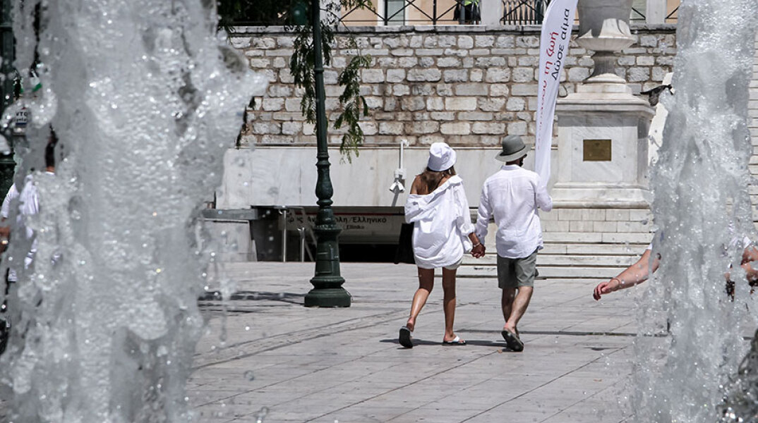 Έντονη ζέστη στο κέντρο της Αθήνας - Ο ΕΟΔΥ ανακοίνωσε σήμερα Πέμπτη (24/6) τα νέα κρούσματα κορωνοϊού στην Ελλάδα