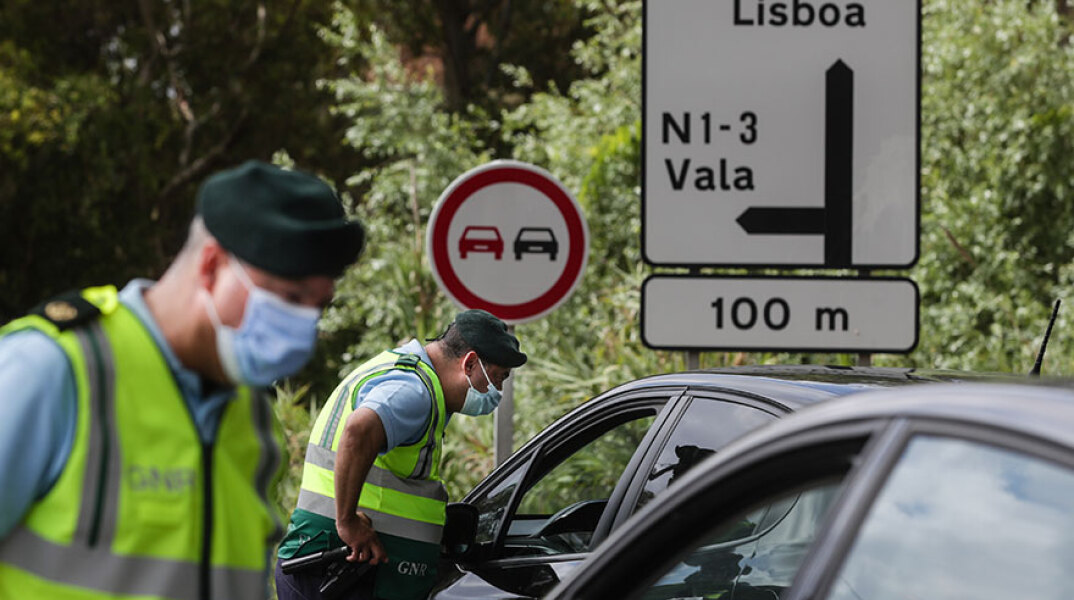 Πορτογαλία - Μίνι lockdown: Αστυνομικοί στη Λισαβόνα ελέγχουν οδηγούς αν έχουν μαζί τους πιστοποιητικό εμβολιασμού ή αρνητικό τεστ, προκειμένου να μπουν ή να βγουν από την πρωτεύουσα