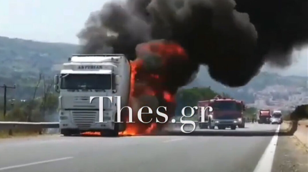 Κάηκε νταλίκα στην Εγνατία Οδό λίγο έξω από τη Βέροια