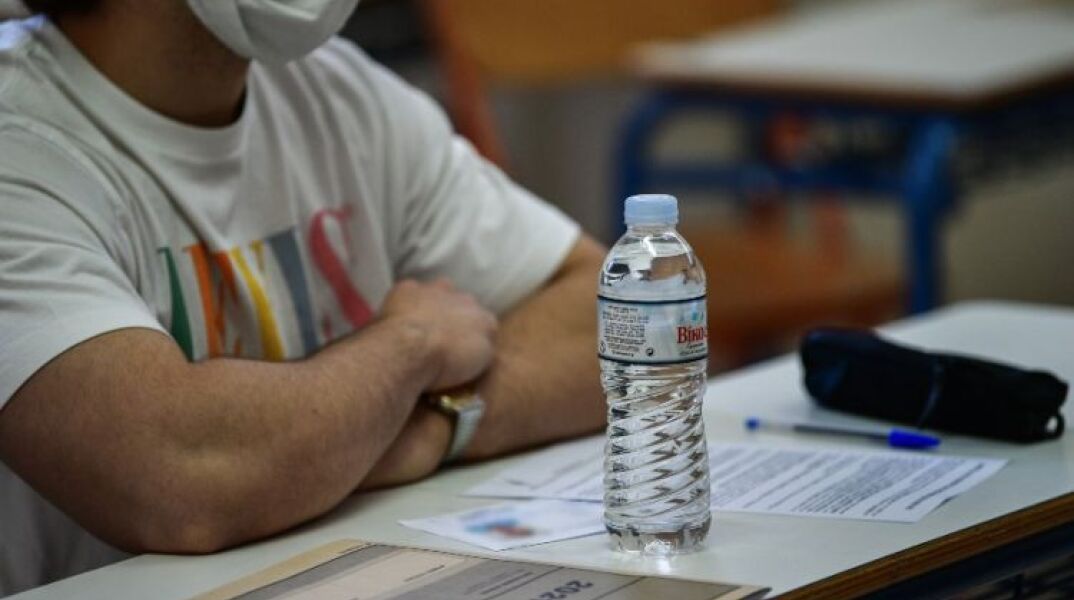 Υποψήφιος μαθητής την ώρα των Πανελληνίων εξετάσεων