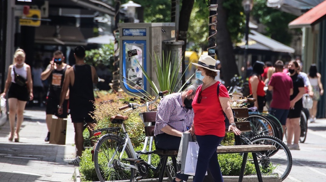Πολίτες με μάσκα σε δρόμο