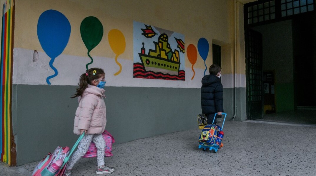 Δημοτικό σχολείο με παιδιά©Eurokinissi/ΤΑΤΙΑΝΑ ΜΠΟΛΑΡΗ