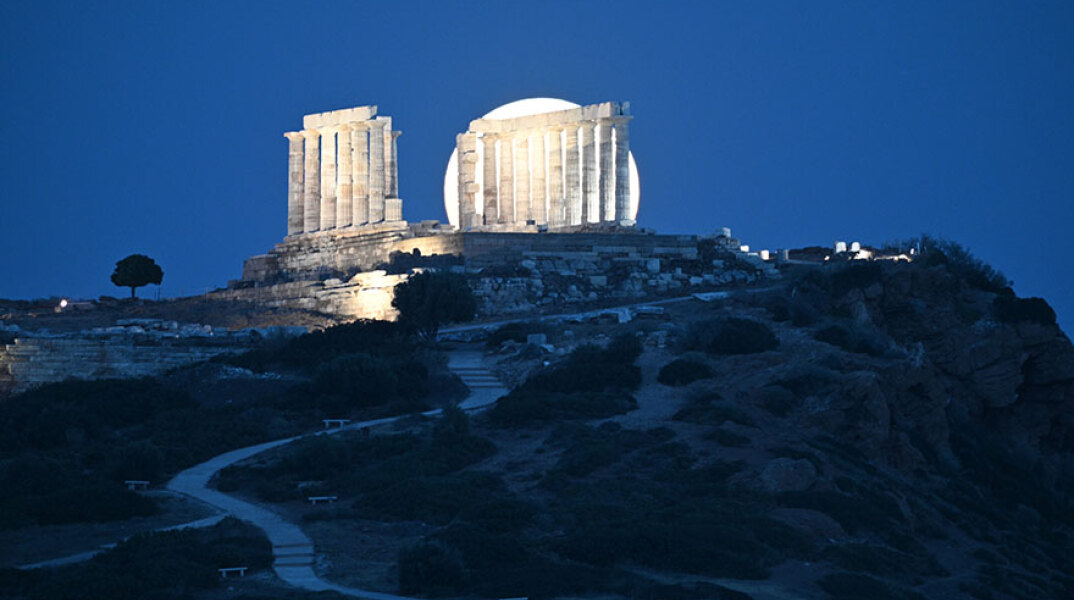 Η «Πανσέληνος της Φράουλας» στο ναό του Ποσειδώνα στο Σούνιο