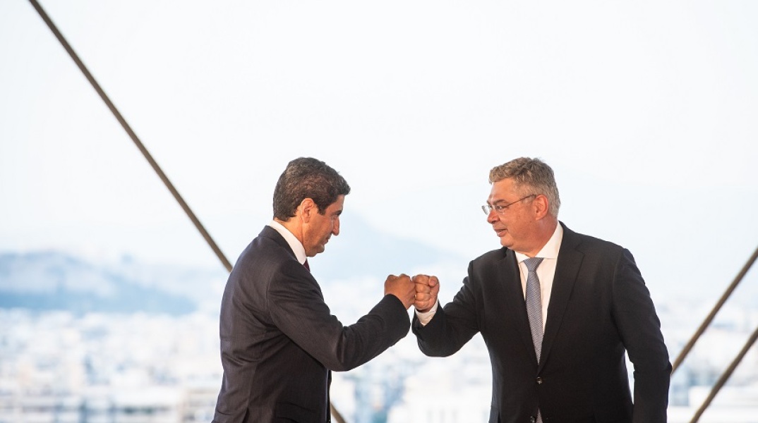 Ο κ. Ανδρέας Σιάμισιης και ο Υφυπουργός Πολιτισμού και Αθλητισμού κ. Λευτέρης Αυγενάκης ανταλλάσσουν χαιρετισμό, γροθιά με γροθιά.