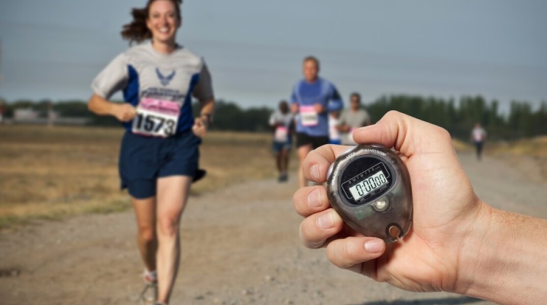 Γυναίκα που τρέχει σε μαραθώνιο©Pixabay/Tumisu