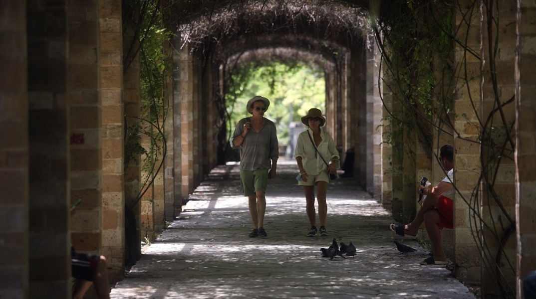 Πολίτες στο κέντρο της Αθήνας