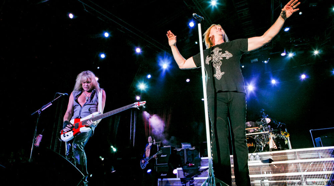 Στιγμιότυπο από τη συναυλία των Def Leppard στον Πειραιά, τον Ιούλιο του 2008