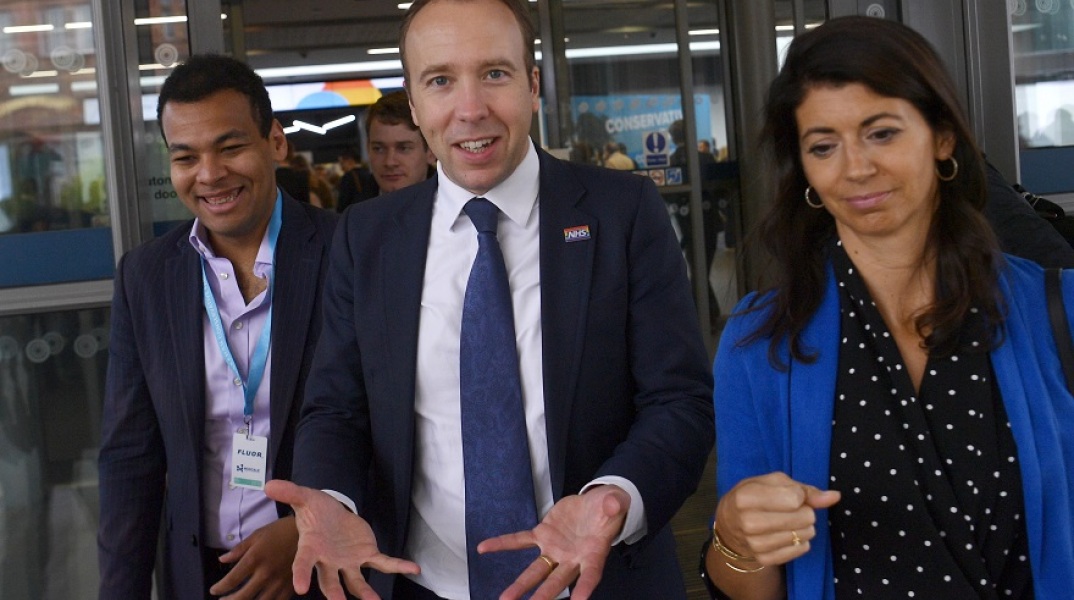 Ο πρώην υπουργός Υγείας, Ματ Χάνκοκ - Στα δεξιά του η σύμβουλός του