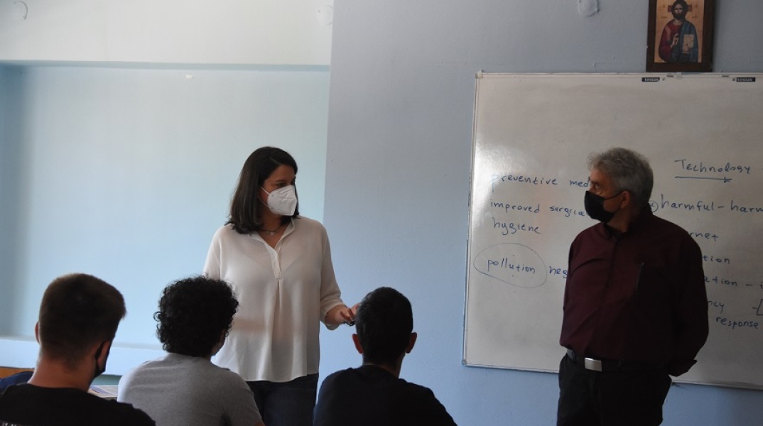 Η υπουργός Παιδείας, Νίκη Κεραμέως, κατά την επίσκεψή της σε σχολείο