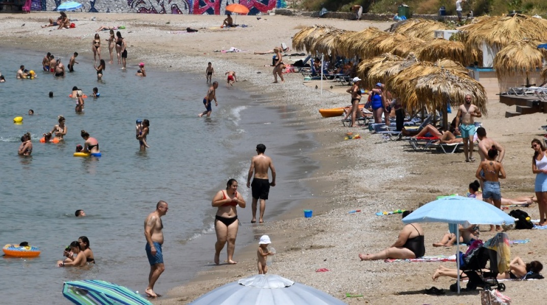 Καύσωνας - Εξόρμηση για στιγμές δροσιάς στις παραλίες