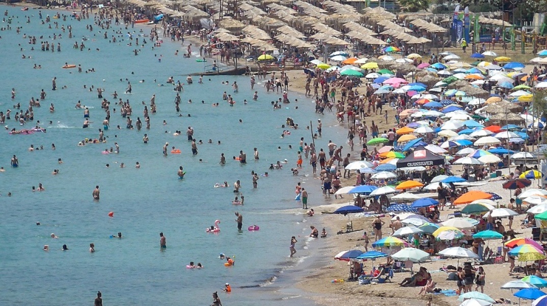 Ο καύσωνας οδήγησε τους πολίτες στις παραλίες της Αττικής