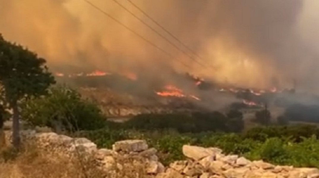 Φωτογραφία από τη φωτιά που μαίνεται στην Πάρο