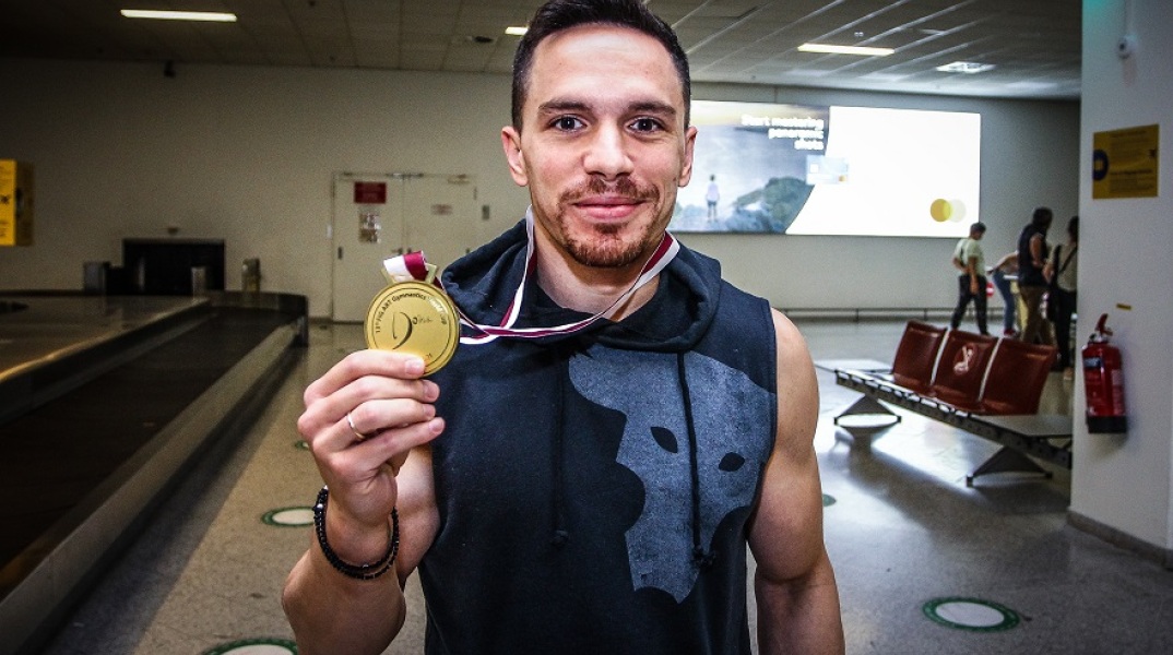 Ο Λευτέρης Πετρούνιας επέστρεψε στην Ελλάδα μετά τον θρίαμβο στην Ντόχα