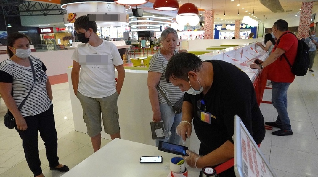 Έλεγχοι για πιστοποιητικό εμβολιασμού πριν μπουν πελάτες σε μπαρ, καφέ, εστιατόρια στη Μόσχα