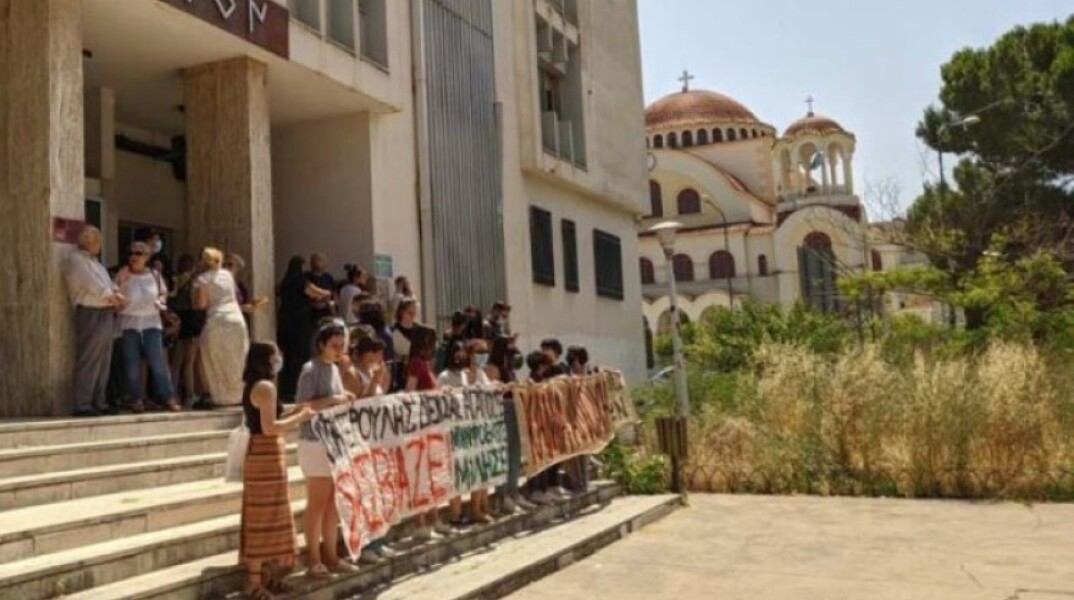 Πλήθος έξω από το Δικαστικό Μέγαρο Αγρινίου©YouTybe
