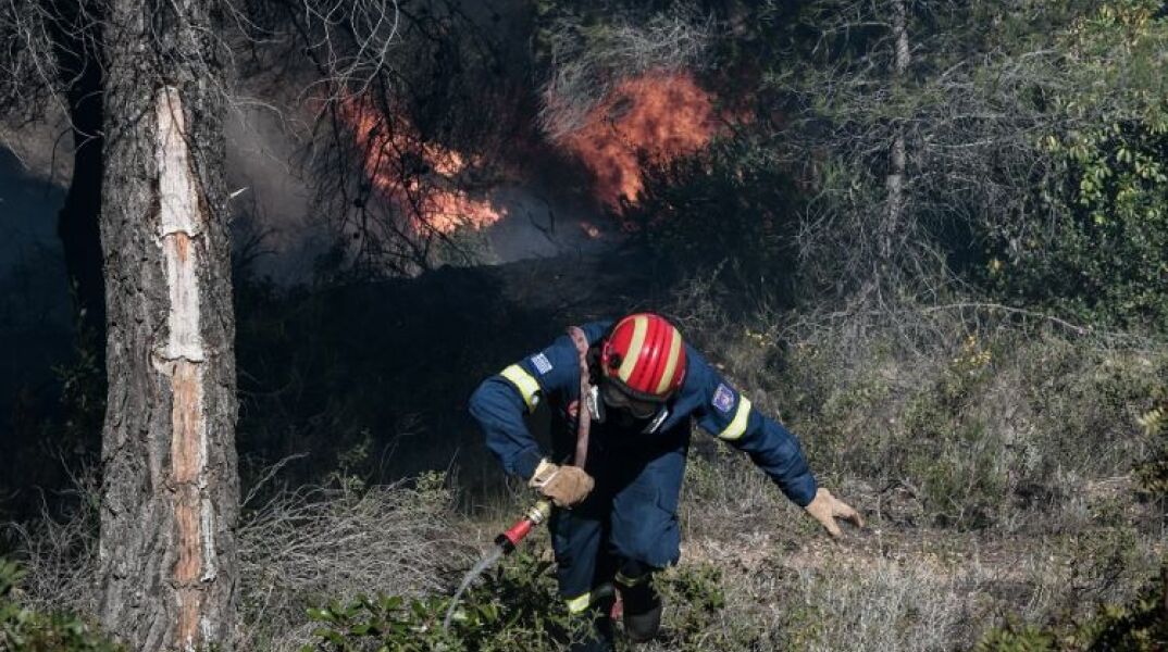 Πυροσβέστης σε κατάσβεση ©EUROKINNISSI/ΚΑΡΑΓΙΑΝΝΗΣ ΜΙΧΑΛΗΣ