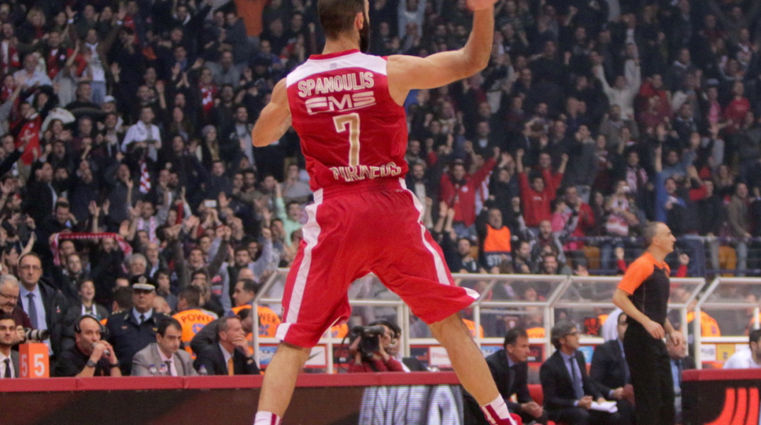 Ο Βασίλης Σπανούλης με τη φανέλα του Ολυμπιακού