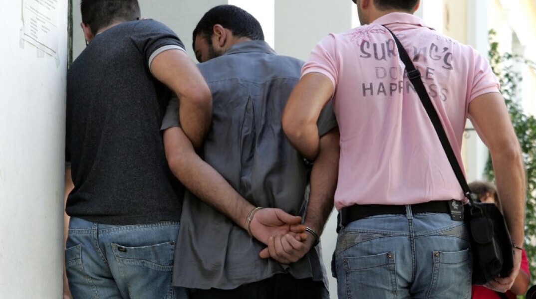 Στον ανακριτή οδειγείται ο 43χρονος που τραυμάτισε θανάσιμασυγκρατούμενο του©ΑΠΕ/ ΠΑΝΤΕΛΗΣ ΣΑΪΤΑΣ