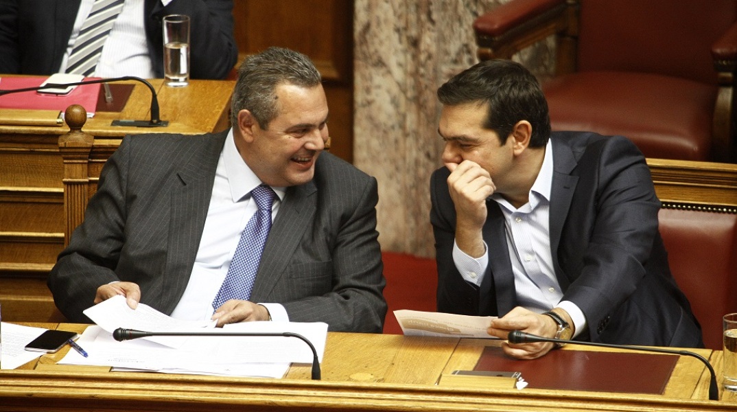 Πάνος Καμμένος - Αλέξης Τσίπρας στα έδρανα της Βουλής, 2016