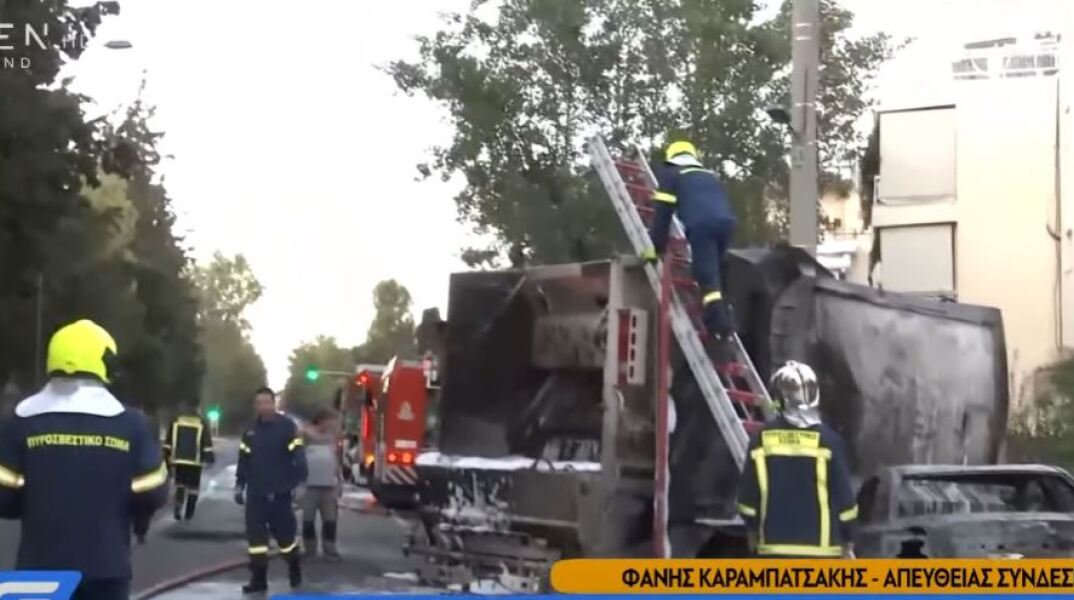 Απορριμματοφόρο στις φλόγες μετά από σύγκρουση με ταξί