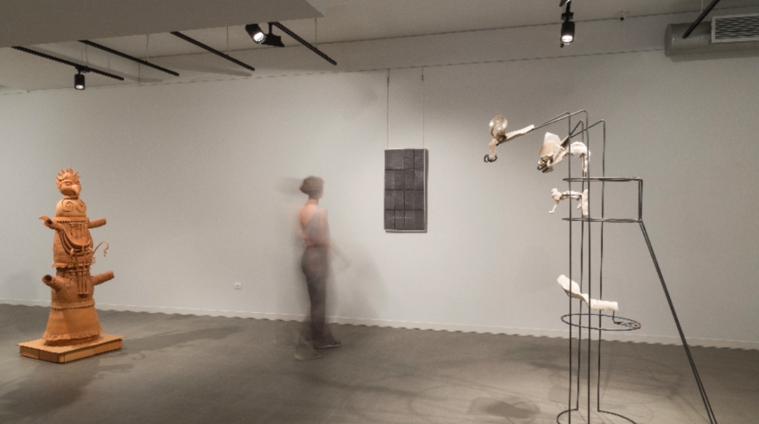 Άποψη από την έκθεση "Apotropaion" στον χώρο 16 Φωκίωνος Νέγρη