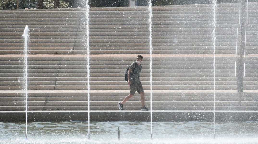 Στιγμές δροσιάς στο Ίδρυμα Σταύρος Νιάρχος © Eurokinissi/ΜΙΧΑΛΗΣ ΚΑΡΑΓΙΑΝΝΗΣ