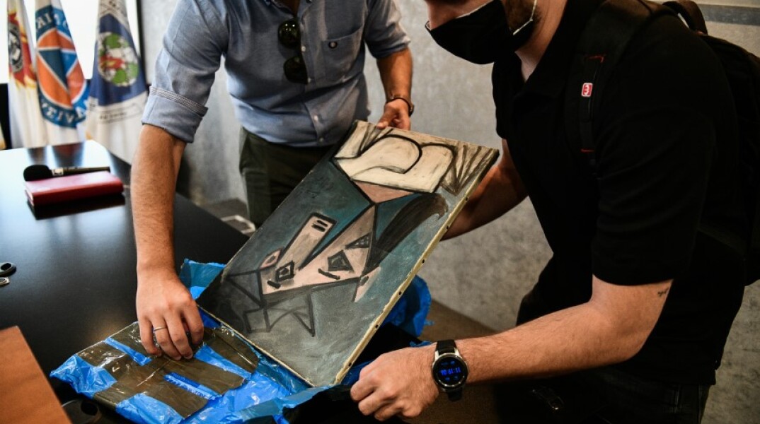 Πίνακες των Πικάσο και Μοντριάν στη συνέντευξη Τύπου για την ανεύρεση των έργων © Eurokinissi/ ΤΑΤΙΑΝΑ ΜΠΟΛΑΡΗ