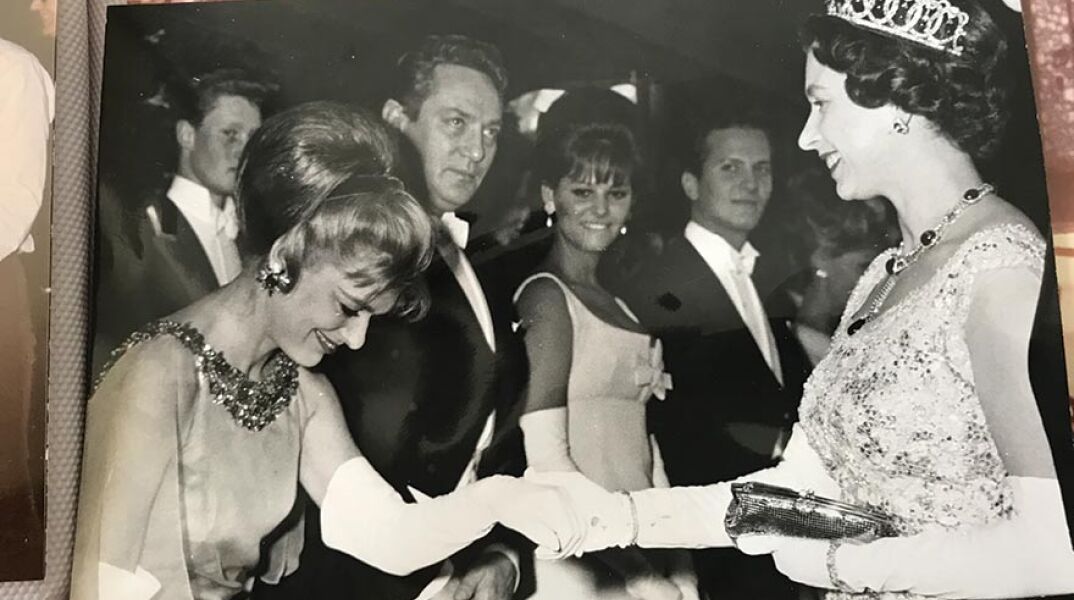 Η Μελίνα Μερκούρη συναντά τη βασίλισσα Ελισσάβετ σε φιλανθρωπική εκδήλωση στον κινηματογράφο Odeon