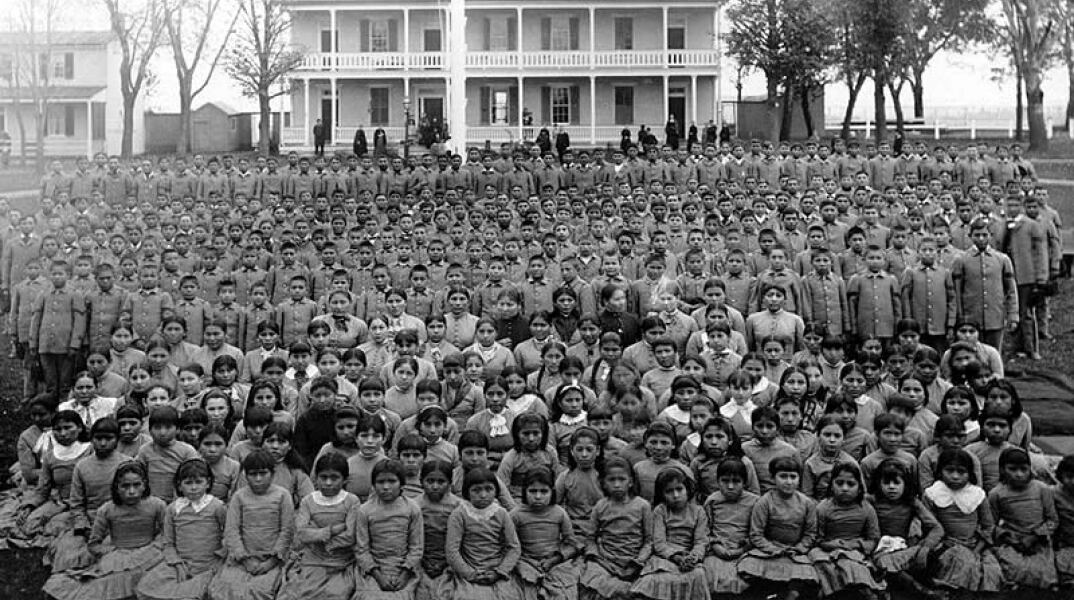 Στη φωτογραφία των αρχών του 20ού αιώνα, απεικονίζονται οι μαθητές ενός «Ινδιάνικου Οικοτροφείου» στην Πενσυλβάνια των ΗΠΑ