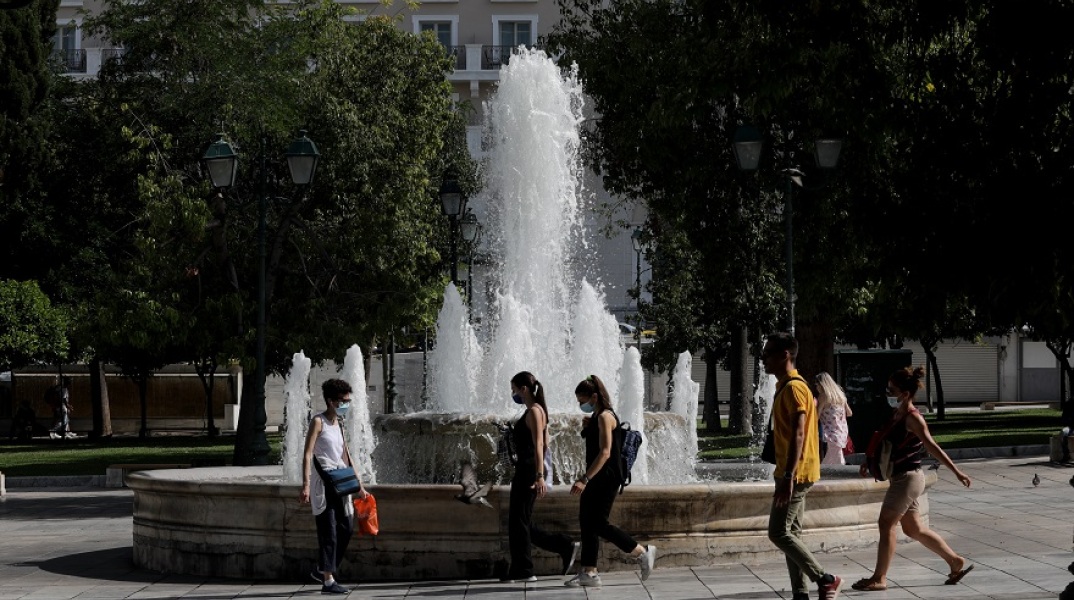 Πολίτες με μάσκα στο κέντρο της Αθήνας 