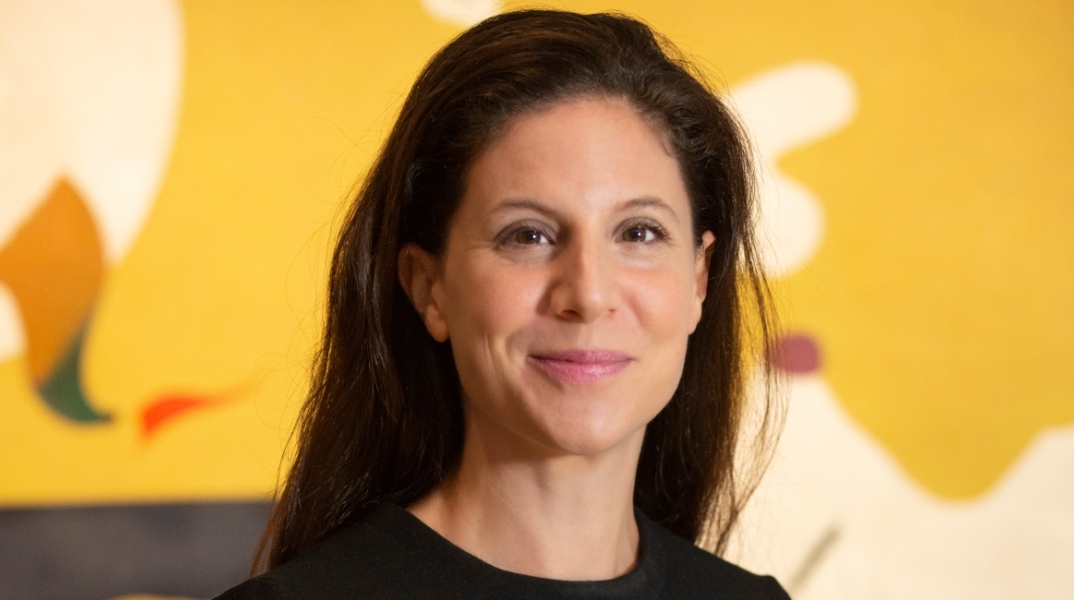 Η Μαρία Κουτσομάλλη, υπεύθυνη συλλογών του Ιδρύματος Βασίλη & Ελίζας Γουλανδρή